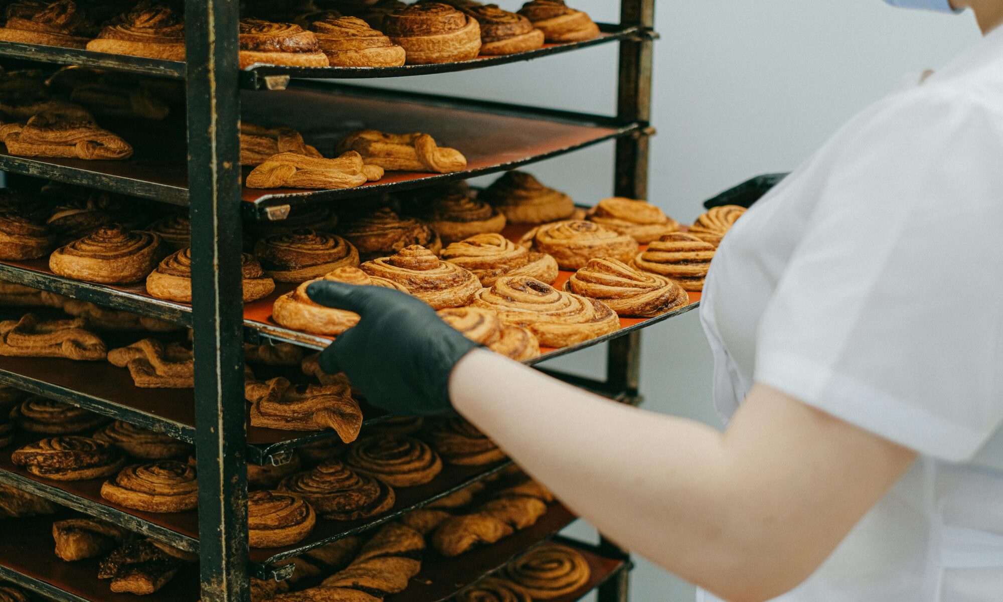 Croissants sendo produzidos