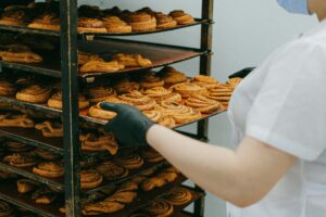 Croissants sendo produzidos